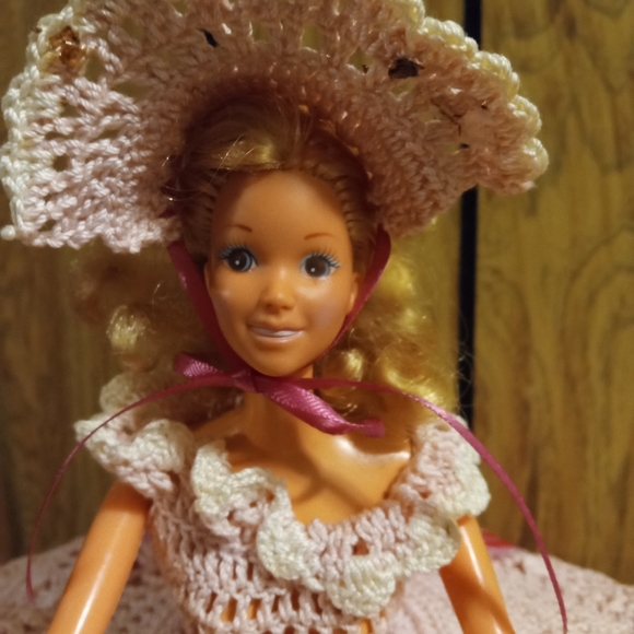 AUGUST 92 ANNIE BARBIE DOLL - Picture 4 of 4